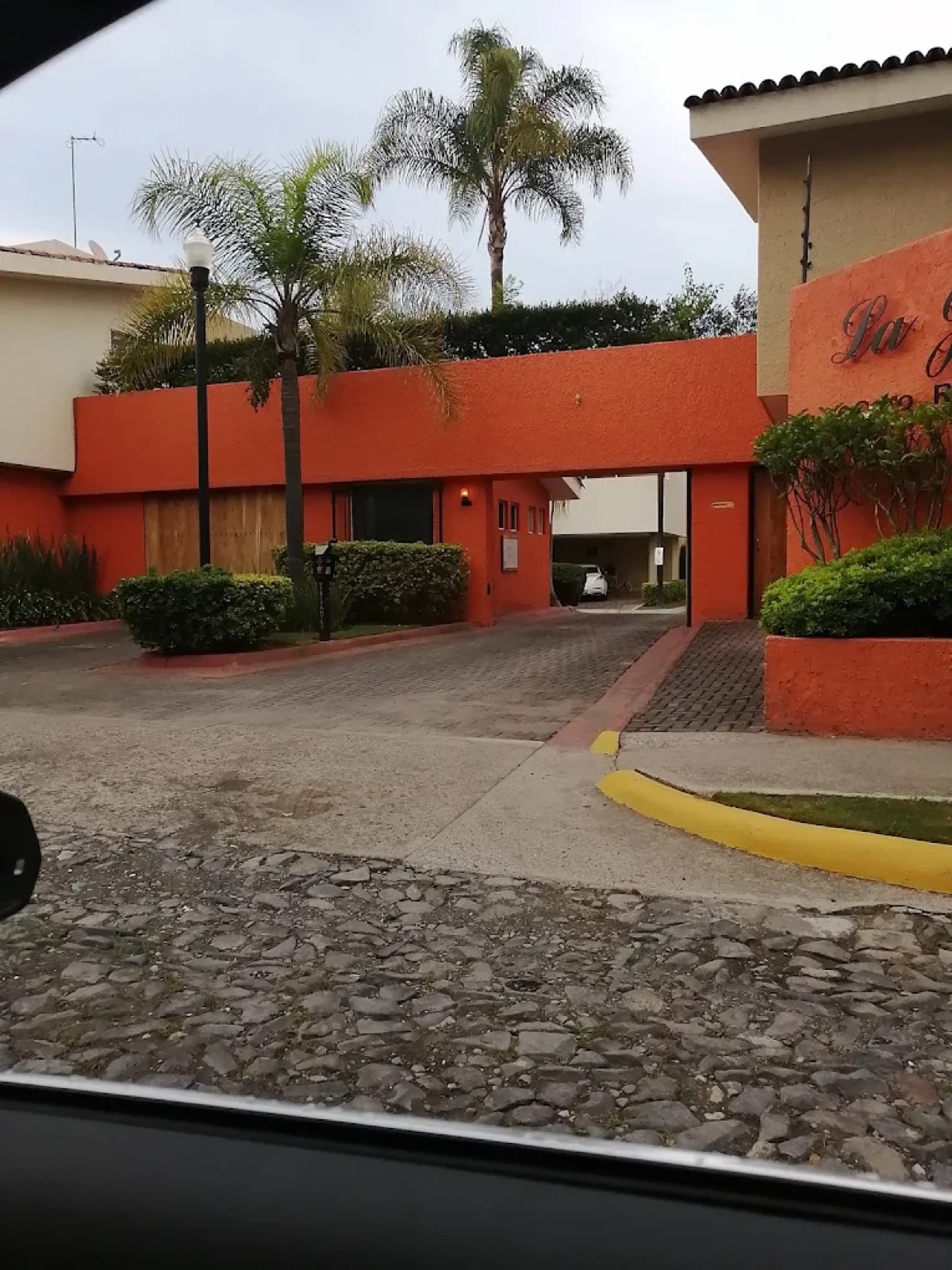 Acceso principal del Coto Residencial La Jolla Uno
