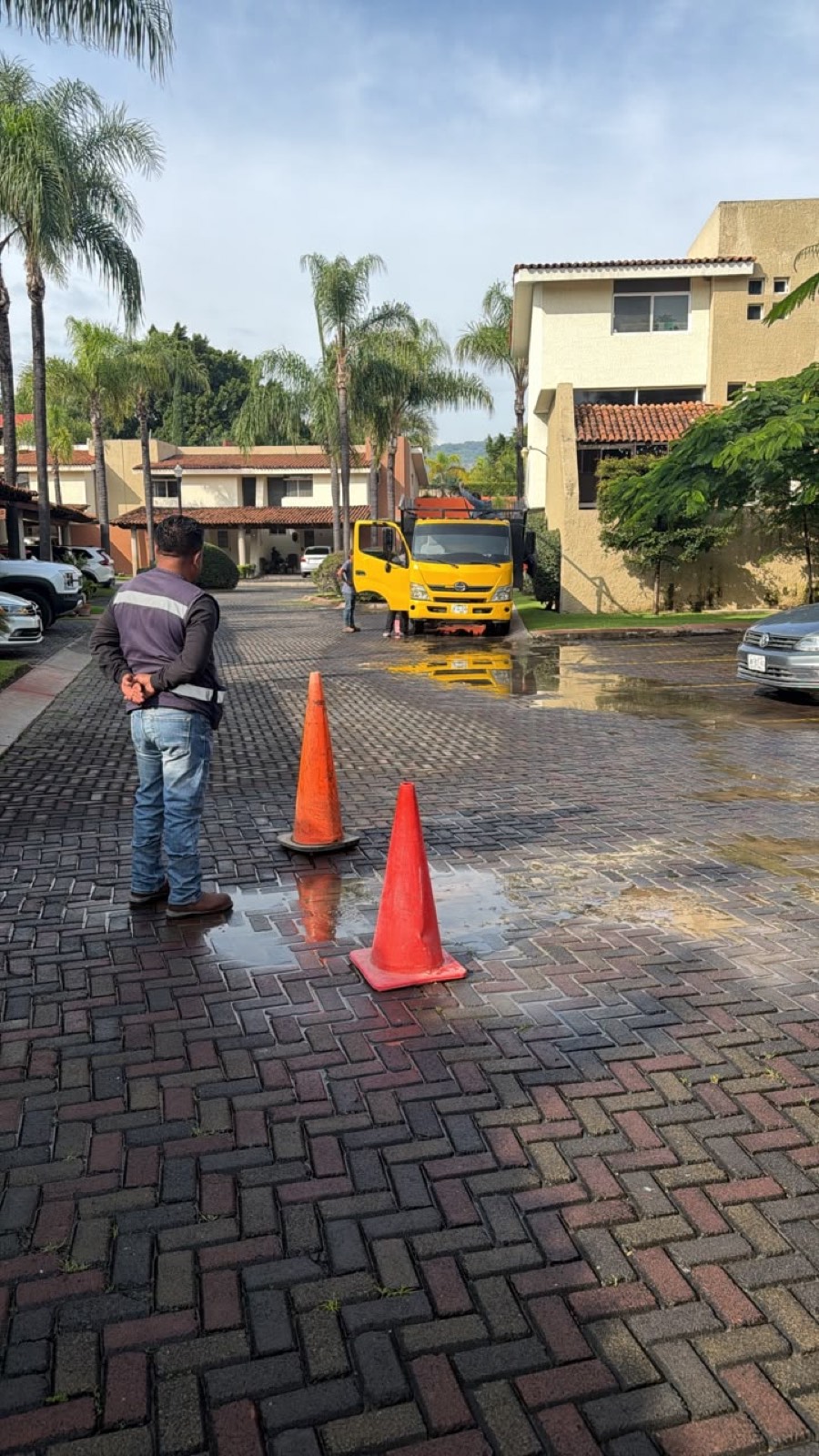 Vialidad mojada y señalizada durante la atención de la fuga