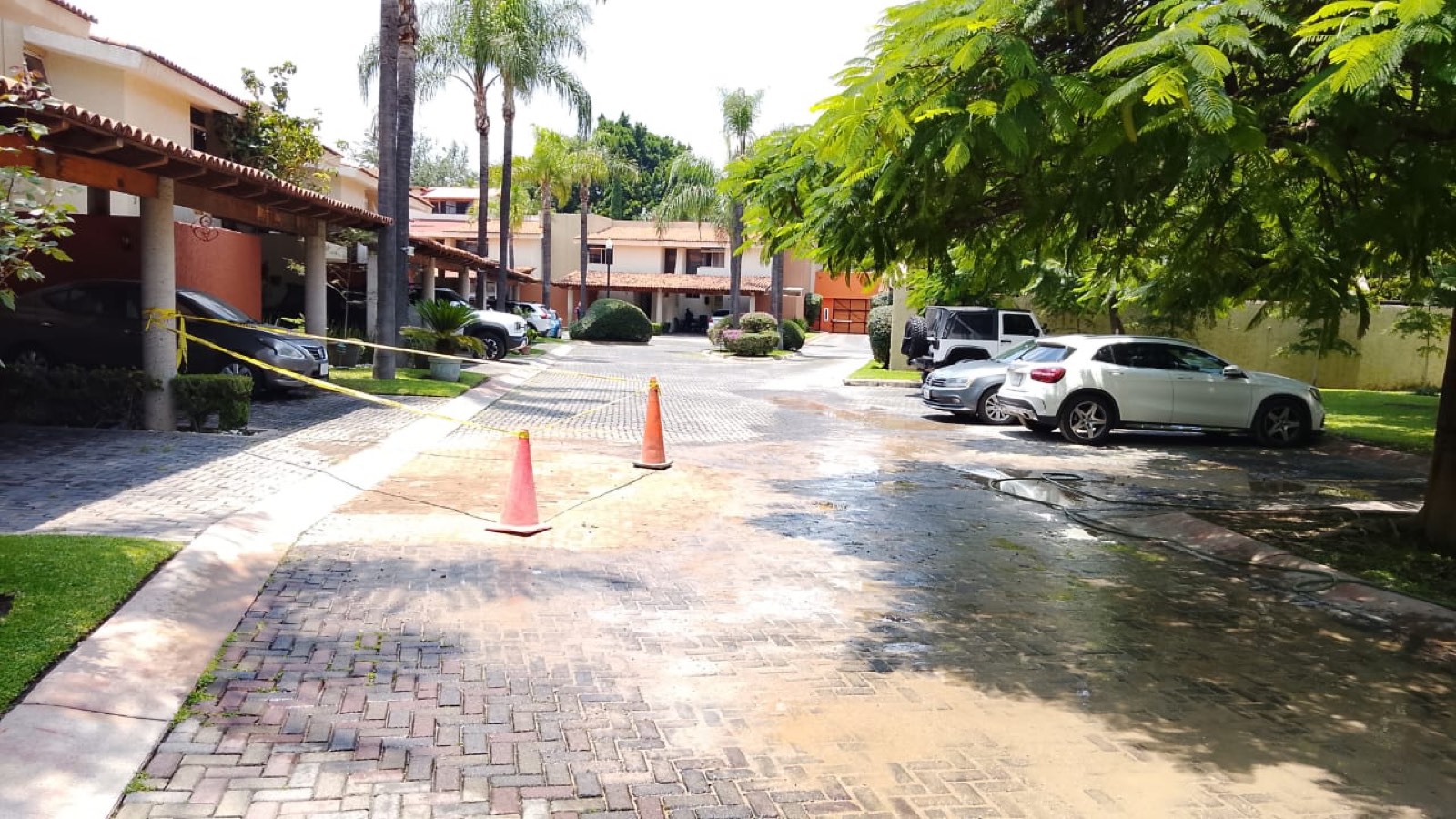 Vialidad acordonada frente a la casa 33