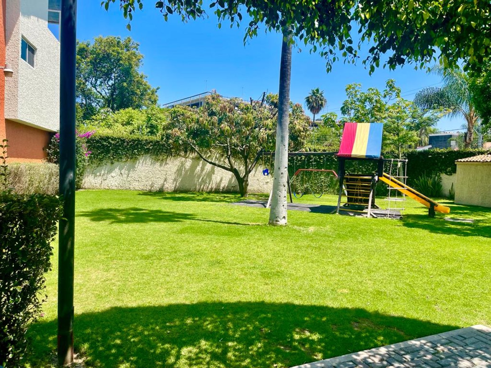 Área de juegos con pasto