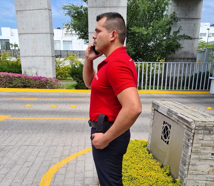 Guardia uniformado de RIDO en un fraccionamiento